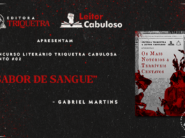 Editora Triquetra e Leitor Cabuloso “Apresentam concurso literário Triquetra Cabulosa ‘Os Mais Notórios e Terríveis Centavos conto #02’. “sabor de sangue - gabriel martins”. Ao lado do título, a capa do livro: Capa com fundo de recorte de jornal. Sobre o fundo, um retângulo que lembra uma edição antiga de Penny Dreadful. Nele, está escrito em preto, em fonte de jornal: Contos da Triquetra Cabulosa, Os Mais Notórios e Terríveis Centavos” (título grande em cor vermelha no meio da capa). Em primeiro plano, sobre o fundo e o retângulo, colagens de ilustrações das Penny Dreadful originais em vermelho e preto. Fundo cinza escuro com efeito papel e respingos de tinta vermelha no canto superior direito.