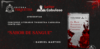 Editora Triquetra e Leitor Cabuloso “Apresentam concurso literário Triquetra Cabulosa ‘Os Mais Notórios e Terríveis Centavos conto #02’. “sabor de sangue - gabriel martins”. Ao lado do título, a capa do livro: Capa com fundo de recorte de jornal. Sobre o fundo, um retângulo que lembra uma edição antiga de Penny Dreadful. Nele, está escrito em preto, em fonte de jornal: Contos da Triquetra Cabulosa, Os Mais Notórios e Terríveis Centavos” (título grande em cor vermelha no meio da capa). Em primeiro plano, sobre o fundo e o retângulo, colagens de ilustrações das Penny Dreadful originais em vermelho e preto. Fundo cinza escuro com efeito papel e respingos de tinta vermelha no canto superior direito.