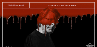Fundo preto, com sangue escorrendo a partir da parte superior, tomando cerca de um terço da tela. Em destaque, retrato em preto de branco de Stephen King (homem branco grisalho, com óculos retangulares e camiseta preta). A foto sofre uma interação com a imagem do sangue, que se sobrepõe ao topo de sua cabeça do autor. A imagem possui margem linear branca. Na parte superior, na mesma cor, há o letreiro “Episódio #035 - A Obra de Stephen King”, e, na inferior, os logos do podcast “Estação 21” e do site “Leitor Cabuloso”