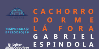 Fundo escuro. À esquerda, de cima para baixo, logos do Pindorama e do Leitor Cabuloso, indicação de temporada 2, episódio 16. À direita, em laranja, lê-se "Cachorro dorme lá fora" e logo abaixo disso, em branco, está escrito "Gabriel Espindola".