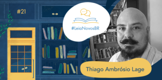Imagem de fundo contendo uma ilustração da fachada da azul Livraria LeiaNovosBr. A fachada é composta por uma porta amarela com uma vidraça onde dois olhos de uma criatura mágica que está espiando, ao lado da vitrine da livraria que mostra vários livros coloridos desorganizados, também com alguns olhos claros espiando entre eles. No canto superior esquerdo há a numeração do episódio #21, no centro da imagem há a logo do podcast em um fundo branco. A logo é formado pelo texto #LeiaNovosBr em azul, abaixo de ícones que simbolizam um livro azul com páginas amarelas aberto, de onde saem dois balões de fala amarelos. Ao lado da logo, no canto esquerdo há a imagem do autor entrevistado Thiago Ambrósio Lage em preto e branco, seguido do seu nome exposto. No canto inferior direito está a logo branca do site Leitor Cabuloso, composta pelo pela imagem de um punho erguido saindo de um livro aberto, seguido do nome Leitor Cabuloso.