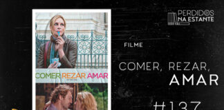 Imagem de fundo preto com textura de corte. À esquerda no canto inferior tem a logo do Leitor Cabuloso formado por um livro aberto e um punho levantado. À sua direita, tem o pôster do filme "Comer, Rezar, Amar", que mostra uma mulher branca, loira, com os cabelos presos, jaqueta e cachecol, tomando sorvete e, embaixo, a mesma atriz e um homem moreno, de cabelos castanhos, se olhando apaixonadamente, emoldurado seguido de texto onde se lê "Filme: Comer, Rezar, Amar - PnE #137" na cor branca. Em cima, à direita, tem a logo do podcast formado por livros em pé e que vão caindo com o título "Perdidos na Estante" em cima e o símbolo de play na letra "o".