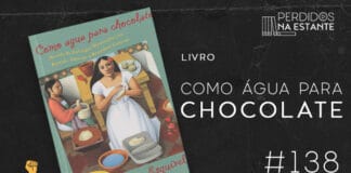 Imagem de fundo preto com textura de corte. À esquerda no canto inferior tem a logo do Leitor Cabuloso formado por um livro aberto e um punho levantado. À sua direita, tem a capa do livro "Como Água para Chocolate" emoldurado seguido de texto onde se lê "Livro: Como Água para Chocolate #138" na cor branca. Em cima, à direita, tem a logo do podcast formado por livros em pé e que vão caindo com o título "Perdidos na Estante" em cima e o símbolo de play na letra "o".