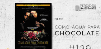 Imagem de fundo branco com textura de corte. À direita no canto inferior tem a logo do Leitor Cabuloso formado por um livro aberto na cor azul e um punho levantado na cor amarela. À sua esquerda, tem o pôster do filme Como Água para Chocolate, que mostra um homem e uma mulher, ambos brancos, se abraçando, e o título do episódio onde se lê "PnE 139 - Filme: Como Água para Chocolate". Em cima, à direita, tem a logo do podcast formado por livros em pé e que vão caindo com o título "Perdidos na Estante" em cima e o símbolo de play na letra "o".