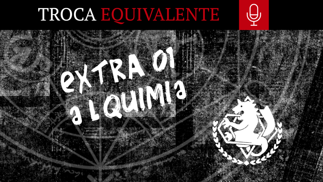 Imagem com fundo preto com detalhes semelhantes a uma textura de tecido jeans, com os detalhes em branco pálido. No centro, está escrito em branco a fase “extra 01: alquimia” e, ao lado, a silhueta branca de uma quimera cuja parte superior é como um leão e a parte de baixo é como uma serpente. Sua boca está aberta, as patas para cima e a longa cauda de cobra está enrolada. No topo, uma tarja preta atravessa a imagem da direita até a esquerda, escrito “Troca”, em branco com letra serifada e a palavra “Equivalente” em vermelho sangue, também serifada. Ao lado do texto, um quadrado vermelho sangue carrega o ícone minimalista de um microfone em branco. No canto inferior esquerdo, o logo do site Leitor Cabuloso está disposto em branco.