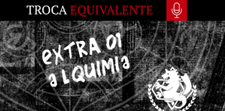 Imagem com fundo preto com detalhes semelhantes a uma textura de tecido jeans, com os detalhes em branco pálido. No centro, está escrito em branco a fase “extra 01: alquimia” e, ao lado, a silhueta branca de uma quimera cuja parte superior é como um leão e a parte de baixo é como uma serpente. Sua boca está aberta, as patas para cima e a longa cauda de cobra está enrolada. No topo, uma tarja preta atravessa a imagem da direita até a esquerda, escrito “Troca”, em branco com letra serifada e a palavra “Equivalente” em vermelho sangue, também serifada. Ao lado do texto, um quadrado vermelho sangue carrega o ícone minimalista de um microfone em branco. No canto inferior esquerdo, o logo do site Leitor Cabuloso está disposto em branco.