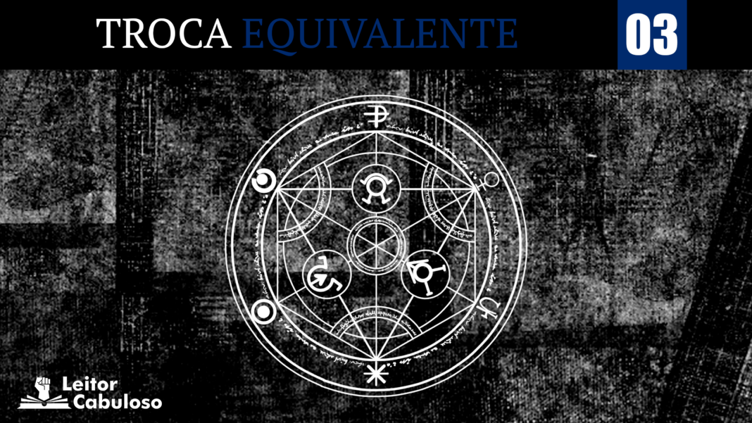Capa_Troca_Equivalente_Vol_03_retangular Imagem com fundo preto com detalhes semelhantes a uma textura de tecido jeans, com os detalhes em branco pálido. No centro, o círculo de transmutação humana está em branco. No topo, uma tarja preta atravessa a imagem da direita até a esquerda, escrito “Troca”, em branco com letra serifada e a palavra “Equivalente” em azul marinho, também serifada. Ao lado do texto, um quadrado azul marinho carrega o numeral 03 em letras brancas e garrafais. No canto inferior esquerdo, o logo do site Leitor Cabuloso está disposto em branco.