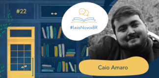 Imagem de fundo contendo uma ilustração da fachada da azul Livraria LeiaNovosBr. A fachada é composta por uma porta amarela com uma vidraça onde dois olhos de uma criatura mágica que está espiando, ao lado da vitrine da livraria que mostra vários livros coloridos desorganizados, também com alguns olhos claros espiando entre eles. No canto superior esquerdo há a numeração do episódio #22, no centro da imagem há a logo do podcast em um fundo branco. A logo é formado pelo texto #LeiaNovosBr em azul, abaixo de ícones que simbolizam um livro azul com páginas amarelas aberto, de onde saem dois balões de fala amarelos. Ao lado da logo, no canto esquerdo há a imagem do autor entrevistado Caio Amaro em preto e branco, seguido do seu nome exposto. No canto inferior direito está a logo branca do site Leitor Cabuloso, composta pelo pela imagem de um punho erguido saindo de um livro aberto, seguido do nome Leitor Cabuloso.