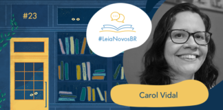 Imagem de fundo contendo uma ilustração da fachada da azul Livraria LeiaNovosBr. A fachada é composta por uma porta amarela com uma vidraça onde dois olhos de uma criatura mágica que está espiando, ao lado da vitrine da livraria que mostra vários livros coloridos desorganizados, também com alguns olhos claros espiando entre eles. No canto superior esquerdo há a numeração do episódio #23, no centro da imagem há a logo do podcast em um fundo branco. A logo é formado pelo texto #LeiaNovosBr em azul, abaixo de ícones que simbolizam um livro azul com páginas amarelas aberto, de onde saem dois balões de fala amarelos. Ao lado da logo, no canto esquerdo há a imagem da autora entrevistada Carol Vidal em preto e branco, seguido do seu nome exposto. No canto inferior direito está a logo branca do site Leitor Cabuloso, composta pelo pela imagem de um punho erguido saindo de um livro aberto, seguido do nome Leitor Cabuloso.