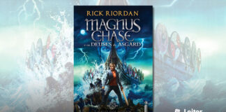 Capa do livro. Ilustração com um fundo mostrando um mar agitado e um céu azul escuro tempestuoso, No centro, um barco viking cobre parcialmente um rosto masculino. Em primeiro plano, o protagonista de casado, camiseta vermelha e calças jeans segura uma espada, ele está de costas para o barco sobre algumas rochas. No topo o nome do autor, e o texto "Magnus Chase e os Deuses de Asgard". Na base, o título do livro em letras pequenas "O Navio dos Mortos"