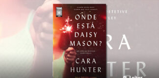 Capa do livro. Uma foto de uma menina de vestido branco segurando uma espécie de vela sparkle acessa. É mostrado apenas uma parte lateral de sua imagem, e está desfocada, principalmente o rosto. No lado direito um fundo escuro com alguns arbustos. Em primeiro plano, cobrindo toda a capa, em branco, os textos: "Alguém levou Daisy. Alguém que você conhece". O título do livro: "Onde está Daisy Mason?" seguido de: "Um caso do detetive Adam Fawley", e por fim, o nome da autora.