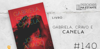 Imagem de fundo branca com textura de corte. À esquerda no canto inferior tem a logo do Leitor Cabuloso formado por um livro aberto e um punho levantado nas cores amarelo e azul. À sua direita, tem a capa do livro "Gabriela Cravo e Canela" emoldurado seguido de texto onde se lê "Livro: Gabriela Cravo e Canela #140" na cor preta. Em cima, à direita, tem a logo do podcast formado por livros em pé e que vão caindo com o título "Perdidos na Estante" em cima e o símbolo de play na letra "o".