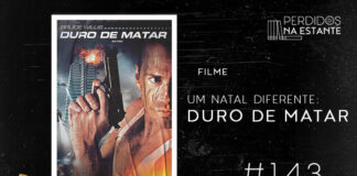 Imagem de fundo preto com textura de corte. À esquerda no canto inferior tem a logo do Leitor Cabuloso formado por um livro aberto e um punho levantado. À sua esquerda, a imagem do poster do filme "Duro de Matar". Ocupando quase que todo o poster tem a foto do Bruce Willis com uma camiseta branca e empunhando uma arma. Ele parece que está a espreita de algo, tentando olhar por alguma esquina. Ao fundo temos a imagem de um imenso arranha-céu, com helicópteros sobrevoando e uma explosão saindo de algum dos alndares mais altos.Na parte de cima, escrito em branco, está o título do filme e nome do Bruce Willis. Abaixo da imagem da capa do livro, tem um texto escrito em branco se lê "Filme Duro de Matar - PnE #143". Em cima, à direita, tem a logo do podcast formado por livros em pé e que vão caindo com o título "Perdidos na Estante" em cima e o símbolo de play na letra "o".