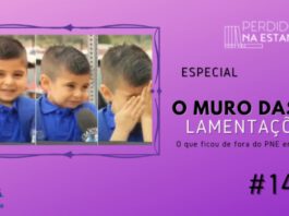 Imagem de fundo roxo com textura de corte. À esquerda no canto inferior tem a logo do Leitor Cabuloso formado por um livro aberto e um punho levantado. À cima, tem uma montagem de um meme da internet: um garotinho está sendo entrevistado por uma repórter e temos 3 imagens em sequência: na primeira ele ri, na segunda fecha a cara e na terceira está chorando cobrindo o rosto com as mãos. Ao lado, escrito em preto está "PnE 144 Especial". Logo abaixo, em letras grandes, está escrito "Muro das Lamentações" e abaixo, em letras menores "O que ficou e fora do PnE em 2021. Em cima, à direita, tem a logo do podcast formado por livros em pé e que vão caindo com o título "Perdidos na Estante" em cima e o símbolo de play na letra "o".