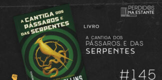Imagem de fundo preto com textura de corte. À esquerda no canto inferior tem a logo do Leitor Cabuloso formado por um livro aberto e um punho levantado. À sua esquerda, a imagem da capa do livro "A Cantiga dos Pássaros e das Serpentes. No centro, inteiramente em dourado, tem um tordo em cima de um galho de árvore, onde também está uma serpente enrolada. O fundo é composto por círculos um dentro do outro, indo do centro onde estão o passáro e a serpente até as margens do livro. OS circulos vão alternando nas cores preta e verde, como se fosse um alvo. Na parte de cima, escrito em brando está o título do livro e na parte de baixo, também em branco, o nome da autora: Suzanne Collins. Abaixo da imagem da capa do livro, tem um texto escrito em branco se lê "livro A Cantiga dos Pássaros e das Serpentes - PnE #145". Em cima, à direita, tem a logo do podcast formado por livros em pé e que vão caindo com o título "Perdidos na Estante" em cima e o símbolo de play na letra "o".