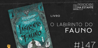 Imagem de fundo preto com textura de corte. À esquerda no canto inferior tem a logo do Leitor Cabuloso formado por um livro aberto e um punho levantado. À sua direita, tem o pôster do livro "O Labirinto do Fauno" que mostra no centro escrito em preto "O Labirinto do Fauno", abaixo tem uma garotinha em pé, de costas, usando um vestido simples. Emolduranod tudo tem 2 árvores secas e retorcidas, se conectando embaixo pelos troncos e em cima pelos galhos. Na parte mais baixa, aos pés da garotinha, é possível ver um pedaça de um labirinto. Existem também algumas fadinhas voando próximas ao título. Abaixo da imagem de capa do livr, tem um texto escrito em branco onde se lê "Livro: O Labirinto do Fauno - PnE #147". Em cima, à direita, tem a logo do podcast formado por livros em pé e que vão caindo com o título "Perdidos na Estante" em cima e o símbolo de play na letra "o".