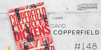 Imagem de fundo branco com textura de corte. À esquerda no canto inferior tem a logo do Leitor Cabuloso formado por um livro aberto e um punho levantado. À sua direita, tem o pôster do livro "David Copperfield" que mostra num fundo branco, escrito em vermelho em diferentes fontes "David Copperfield" e "Charles Dickens", com algumas imagens em azul de crianças, moças e homens vestidos como roupas típicas da Inglaterra do séc. 18. Abaixo da imagem de capa do livro, tem um texto escrito em preto onde se lê "Livro: David Copperfield - PnE #148". Em cima, à direita, tem a logo do podcast formado por livros em pé e que vão caindo com o título "Perdidos na Estante" em cima e o símbolo de play na letra "o".