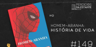 Imagem de fundo preto com textura de corte. À esquerda no canto inferior tem a logo do Leitor Cabuloso formado por um livro aberto e um punho levantado. À sua direita, tem a capa do livro "HQ Homem Aranha História de Vida" que é quase inteira coberta pelo perfil do rosto do Homem aranha em seu uniforme clássico, escrito na parte de baixo em branco "Homem Aranha" e menor e mais abaixo "História de Vida". Abaixo da imagem de capa do livro, tem um texto escrito em branco onde se lê "HQ Homem Aranha: História de Vida - PnE #149". Em cima, à direita, tem a logo do podcast formado por livros em pé e que vão caindo com o título "Perdidos na Estante" em cima e o símbolo de play na letra "o".