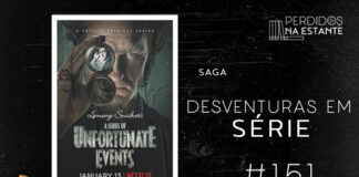 Imagem de fundo preto com textura de corte. À esquerda no canto inferior tem a logo do Leitor Cabuloso formado por um livro aberto e um punho levantado. À sua esquerda, tem o poster da adaptação da Netflix "Desventuras em Série". Na imagem, temos um homem de frente de pele clara (o vilão Conde Olaf), olhando através de uma luneta virada para quem está vendo. Na lente está a imagem dos 3 irmãos Baudelaire, os protagonistas. Abaixo está escrito o nome da série e sua data de publicação. Abaixo da imagem de capa do livro, tem um texto escrito em branco onde se lê "saga Desventuras em Série- PnE #151". Em cima, à direita, tem a logo do podcast formado por livros em pé e que vão caindo com o título "Perdidos na Estante" em cima e o símbolo de play na letra "o".