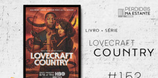 Imagem de fundo branco com textura de corte. À esquerda no canto inferior tem a logo do Leitor Cabuloso formado por um livro aberto e um punho levantado. À sua direita, tem o poster da série "Lovecraft Country". No centro tem um homem e uma mulher entrelacados e olhando pra frente, ocupando quase que todo o poster. Ao fundo, tem uma paisagem de uma roovia e em tons vermelhos e amarelos, lembrando fogo. Detrás do casal aparecem tentáculos de polvos vindos de lugar nenhum, parecendo que estão acariciando ou tentando pegar os 2. Na frente de tudo está escrito em letras brancas "Lovecraft Country" e informações de data, horário e canal da estreia da série. Abaixo da imagem de capa do livro, tem um texto escrito em preto onde se lê "série+livro Lovecraft Country - PnE #152". Em cima, à direita, tem a logo do podcast formado por livros em pé e que vão caindo com o título "Perdidos na Estante" em cima e o símbolo de play na letra "o".