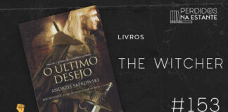 Imagem de fundo preto com textura de corte. À esquerda no canto inferior tem a logo do Leitor Cabuloso formado por um livro aberto e um punho levantado. À sua direita, tem capa do primeiro livro da saga The Witcher. No centro tem um homem de perfil, indo da esquerda para a direita, de cabelos loiros, uma armadura de couro, vestindo uma capa surrada. Em uma das mãos leva uma espada e carrega outra espada nas costas. Em seu cinto é possível ver uma adaga curva e uma albibeira. Ao fundo vemos uma parece de tijolos e parece que ele está no subterrâneo. Na frente de tudo está escrito em letras claras o título do livro "O Último Desejo", abaixo em letras menores está o nome do autor "Andrzej Sapkowski" e em letras menores ainda "The Witcher: a saga do bruxo Geralt de Rívia" Abaixo da imagem de capa do livro, tem um texto escrito em branco onde se lê "livros The Witcher - PnE #153". Em cima, à direita, tem a logo do podcast formado por livros em pé e que vão caindo com o título "Perdidos na Estante" em cima e o símbolo de play na letra "o".