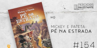Imagem de fundo branco com textura de corte. À esquerda no canto inferior tem a logo do Leitor Cabuloso formado por um livro aberto e um punho levantado. À sua direita, tem capa da HQ Mickey e Pateta: Pé na Estrada. Imagem do Gran Canyon, um enorme desfiladeiro dos EUA, com um rio no pé do desfiladeiro. É por do Sol na imagem, então tudo possui um tom amarelado. À esquerda, mais próximo e mais abaixo, temos o Mickey de pé, vestindo um sobre tudo, mais longe e mais acima, está o pateta deitado, relaxado, com a cabeça apoiada numa pedra. À direta, tem um pedaço da frente de um carro antigo estacionado. Na parte de cima da imagem escrito em letras brancas o título do livro "Mickey e Pateta: Pé na Estrada. Abaixo da imagem de capa do livro, tem um texto escrito em preto onde se lê "HQ Mickey e Pateta: Pé na Estrada - PnE #154". Em cima, à direita, tem a logo do podcast formado por livros em pé e que vão caindo com o título "Perdidos na Estante" em cima e o símbolo de play na letra "o".