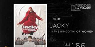 Imagem de fundo preto com textura de corte. À esquerda no canto inferior tem a logo do Leitor Cabuloso formado por um livro aberto e um punho levantado. À sua esquerda, tem o poster do filme Jacky in the Kingdom of Women. No centro, tem um homem de pele branca vestindo um vestido (ou hábito de freira) que lhe cobre da cabeça aos pés. O homem está pulando pra cima, com as pernas encolhidas e olhando para o alto. Logo abaixo dele tem uma mlher de pele branca vestindo um uniforme militar branco, olhando pra frente, atrás dela está um batalhão do exército, com todas as pessoas olhando pra frente, atrás do batalhão parece haver um protesto com várias pessoas. Escrito em branco, em cima da imagem do homem de vestido verlhor está escrito o título do filme "Jacky in the Kingdom of Women". Abaixo da imagem de capa do livro, tem um texto escrito em branco onde se lê "filme Jacky in the Kingdom of Women - PnE #155". Em cima, à direita, tem a logo do podcast formado por livros em pé e que vão caindo com o título "Perdidos na Estante" em cima e o símbolo de play na letra "o".