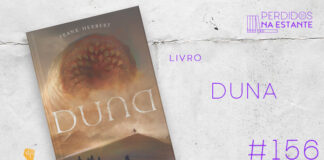 Imagem de fundo branco com textura de corte. À esquerda no canto inferior tem a logo do Leitor Cabuloso formado por um livro aberto e um punho levantado. À sua esquerda, tem a capa do livro "Duna". Num deserto, na parte de baixo da capa, existem algumas pessoas de costas vestindo roupas pretas e olhando para algo longe. Ocupando quase metade da capa, tem o objeto de contemplação das pessoas: um enorme verme, medindo dezenas de metros de diâmetro, com uma boca de ventosa aberta mostrando diversas fileiras circulares de dente. Escrito em branco, em cima da imagem, está o título do livro "Duna", a grafia utilizada faz uma brincadeira, pois todas as 4 letras parecem ser a mesma letras, com a diferença de apenas ter sido rotacionadas em 90 graus. Abaixo da imagem de capa do livro, tem um texto escrito em roxo onde se lê "livro Duna - PnE #156". Em cima, à direita, tem a logo do podcast formado por livros em pé e que vão caindo com o título "Perdidos na Estante" em cima e o símbolo de play na letra "o".