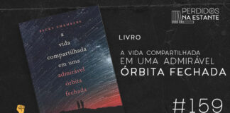 Imagem de fundo preto com textura de corte. À esquerda no canto inferior tem a logo do Leitor Cabuloso formado por um livro aberto e um punho levantado. À sua esquerda, tem a capa do livro "A Vida Compartilhada em uma Admirável Órbita Fechada". Na imagem, na parte de baixo, tem a silhueta de um morro com duas pessoas, muito longe, em pe, uma ao lado da outra e ambas olhando para o céu. Ocupando a maior parte da imagem tem um céu com centenas de estrelas se movimentando deixando riscos no céu. Abaixo da imagem de capa do livro, tem um texto escrito em branco onde se lê "livro A Vida Compartilhada em uma Admirável Órbita Fechada - PnE #159". Em cima, à direita, tem a logo do podcast formado por livros em pé e que vão caindo com o título "Perdidos na Estante" em cima e o símbolo de play na letra "o".