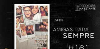 Imagem de fundo preto com textura de corte. À esquerda no canto inferior tem a logo do Leitor Cabuloso formado por um livro aberto e um punho levantado. À sua esquerda, a imagem do poster da série "Amigas para Sempre". A imagem é feita por diversas fotos no estilo polaroide com as 2 amigas (as protganistas da série) em diversas épocas e momentos da vida. Todas as fotos são apenas as duas, ningupem mais. Ambas são mulheres brancas de canelos longos, sendo uma loira e que usa óculos e outra morena e muito mais bonita. Na parte de baixo, está o título em inglês da série: "Firefly Lane". Abaixo da imagem da capa do livro, tem um texto escrito em branco se lê "série Amigas para Sempre - PnE #161". Em cima, à direita, tem a logo do podcast formado por livros em pé e que vão caindo com o título "Perdidos na Estante" em cima e o símbolo de play na letra "o".