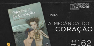 Imagem de fundo branco com textura de corte. À esquerda no canto inferior tem a logo do Leitor Cabuloso formado por um livro aberto e um punho levantado. À sua esquerda, tem a capa do livro "A Mecânica do Coraçãos". Na imagem, temos um homem de frente de pele clara, da cintura pra cima desnudo, no lugar do coração aparece uma caixa aberta com engrenagens e 2 ferramentas que ele está segurando e utilizando no "coração". Uma mulher, também de pele clara, com cabelos longos azuis, está de costas pra nós com a cabeça repousada no ombro direto do homem. Ao fundo tem uma vista panoramica de uma cidade com casas de tetos pontudos e um céu cinza. Abaixo da imagem de capa do livro, tem um texto escrito em branco onde se lê "livro A Mecânica do Coração - PnE #162". Em cima, à direita, tem a logo do podcast formado por livros em pé e que vão caindo com o título "Perdidos na Estante" em cima e o símbolo de play na letra "o".