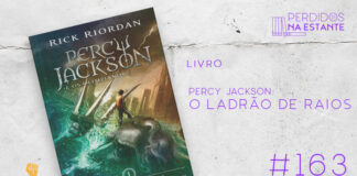 Imagem de fundo branco com textura de corte. À esquerda no canto inferior tem a logo do Leitor Cabuloso formado por um livro aberto e um punho levantado. À sua esquerda, tem a capa do livro "Percy Jackson: o ladrão de raios". Na imagem, temos na parte de baixo a cabeça e tridente de uma estátua do deus Poseidon gigantesca, com um garoto de costas em pé na testa da estátua. A estátua está quase toda submersa. Ao fundo tem a imagem de prédios de uma cidade grande. Abaixo da imagem de capa do livro, tem um texto escrito em roxo onde se lê "livro Percy Jackson: o ladrão de raios - PnE #163". Em cima, à direita, tem a logo do podcast formado por livros em pé e que vão caindo com o título "Perdidos na Estante" em cima e o símbolo de play na letra "o".