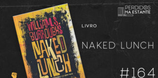 Imagem de fundo preto com textura de corte. À esquerda no canto inferior tem a logo do Leitor Cabuloso formado por um livro aberto e um punho levantado. À sua esquerda, tem a capa do livro "Naked Lunch". Na imagem, temos uma capa com uma espécie de moldura em amarelo ouro, na parte de dentro está em preto como se tivesse sido rabiscado ou pintado de maneira grosseira. Na parte preta está escrito o nome do autor "William S Burroughs" em vermelho e laranja e abaixo o título do livro "Naked Lunch" escrito em vários tons de amarelo. Abaixo da imagem de capa do livro, tem um texto escrito em branco onde se lê "livro Percy Jackson: o ladrão de raios - PnE #163". Em cima, à direita, tem a logo do podcast formado por livros em pé e que vão caindo com o título "Perdidos na Estante" em cima e o símbolo de play na letra "o".