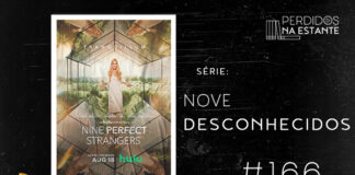 Imagem de fundo preto com textura de corte. À esquerda no canto inferior tem a logo do Leitor Cabuloso formado por um livro aberto e um punho levantado. À sua esquerda, tem a capa do livro "Nove Desconhecidos". Na imagem, ao centro temos a Nicole Kidman, com cabelos loiros e com um vestido branco. Ao redor dela, se projeta como uma calendoscópio uma armação hexagonal de viros/espelhos, mostrando imagens refletidas da mulher e de uma imagem de uma campo verdejante. Abaixo da imagem de capa do livro, tem um texto escrito em branco se lê série Nove Desconhecidos - PnE #166". Em cima, à direita, tem a logo do podcast formado por livros em pé e que vão caindo com o título "Perdidos na Estante" em cima e o símbolo de play na letra "o".