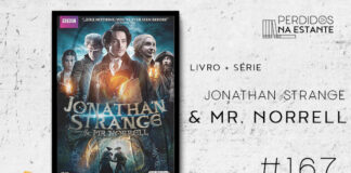 Imagem de fundo branco com textura de corte. À esquerda no canto inferior tem a logo do Leitor Cabuloso formado por um livro aberto e um punho levantado. À sua esquerda, tem o poster da série "Jonathan Strange e Mr. Norrel". Na imagem, na parte de cima estão 5 pessoas brancas em pé, da esqueda pra direita: uma mulher jovem e cabelos escuros, um homem velho de cabelos brancos, um homem de meia idade de cabelos pretos, um homem de meia idade com uma peruca branca e um homem com uma vasta barba e bigodes castanhos, vestindo um chapeu de pirata. No centro está escrito o título da série. Abaixo da imagem de poster da série, tem um texto escrito em preto se lê "série Jonathan Strange e Mr. Norrel - PnE #167". Em cima, à direita, tem a logo do podcast formado por livros em pé e que vão caindo com o título "Perdidos na Estante" em cima e o símbolo de play na letra "o".