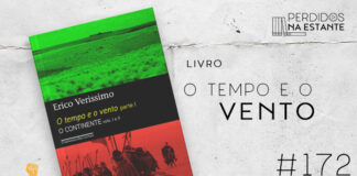 Imagem de fundo branco com textura de corte. À esquerda no canto inferior tem a logo do Leitor Cabuloso formado por um livro aberto e um punho levantado. À sua esquerda, a imagem da capa do livro "O Tempo e o Vento". A capa é dividida em 3 faixas horizontais, cada uma com uma cor: em cima verde, no meio preto e em baixo vermelho. Na faixa verde tem a imagem de uma grande descampado que não tem anda, apenas uma vegetação rasteira; na faixa preta em o nome do autor "Erico Verissimo", o título do livro e escrito "parte 01, O Continente, Vols. 1 e 2; na faixa vermelha tem uma pequeno destacamento de homens armados montados e cavalos e usando chapeus e roupas pesadas. Abaixo da imagem da capa do livro, tem um texto escrito em preto se lê "livro O Tempo e o Vento - PnE #172". Em cima, à direita, tem a logo do podcast formado por livros em pé e que vão caindo com o título "Perdidos na Estante" em cima e o símbolo de play na letra "o".