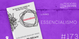 Imagem de fundo roxo com textura de corte. À esquerda no canto inferior tem a logo do Leitor Cabuloso formado por um livro aberto e um punho levantado. À sua esquerda, a imagem da capa do livro "Essencialismo". A imagem é feita por um fundo branco, no lado esquerdo tem um emaranhado de linhas, logo a direita tem uma flecha apontando para a direita onde tem um circulo feito com várias linhas, iguais às do emaranhado. No centro desse círculo, escirto em vermelho, está escrito "essencialismo". Na parte de cima, está escrito em preto "Da lista de mais vendidos do New Yourk Times". Na parte de baixo, está o nome do autor, Greg Mckeown. Abaixo da imagem da capa do livro, tem um texto escrito em branco se lê "livro Essencialismo - PnE #173". Em cima, à direita, tem a logo do podcast formado por livros em pé e que vão caindo com o título "Perdidos na Estante" em cima e o símbolo de play na letra "o".