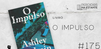 Imagem de fundo branco com textura de corte. À esquerda no canto inferior tem a logo do Leitor Cabuloso formado por um livro aberto e um punho levantado. À sua esquerda, a imagem da capa do livro "O Impulso". A foto com filtro azul e tirada de um local alto. A foto mostra um quintal, próximo da rua, com uma cerca de tela de arame separando. É possível ver parte de um escorregador no quintal e parte da calçada. Na parte de cima, o título do livro. Na parte de baixo, está o nome da autora, Ashley Audrain. Abaixo da imagem da capa do livro, tem um texto escrito em preto se lê "livro O Impulso - PnE #175". Em cima, à direita, tem a logo do podcast formado por livros em pé e que vão caindo com o título "Perdidos na Estante" em cima e o símbolo de play na letra "o".
