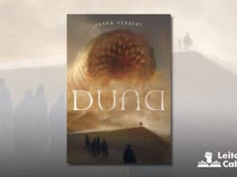 Capa do livro. Uma arte marrom acinzentada mostra 5 nativos do planeta Arrakis de pé nas areias, todos vestidos inteiramente de preto, voltados para outra pessoa bem mais à frente. Ainda mais à frente de todos, cobrindo boa parte da visão do céu cinza um enorme verme da areia mostra sua boca cheia de dentes e espalha areia ao redor. Em primeiro plano o título Duna, em branco