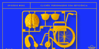 Fundo azul chapado. Em destaque, peça de plástico amarelo (aquelas das quais se destaca soldadinhos de brinquedo ou peças para montagem de aeromodelos). Compondo o objeto, também em plástico amarelo, há um cérebro, um óculos, um aparelho auditivo e uma cadeira de rodas. A imagem possui margem linear amarela. Na parte superior, na mesma cor, há o letreiro “Episódio #042 - Clichês: Personagens com Deficiência”, e, na inferior, os logos do podcast “Estação 21” e do site “Leitor Cabuloso”.