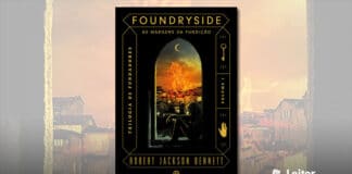 Capa do livro. Um comôdo totalmente escuro, dando vista para a paisagem externa vista através de uma janela em modelo antigo e topo ovalado, no centro da capa. A paisagem é composta por uma lua crescente no céu, e diversas casa ao fundo, onde muitas estão pegando fogo. Na beirada da janela, uma pessoa em meio as sombras, sentado e com roupas escuras e capuz. Topo o título do livro, e o texto "Às margens da fundição", na lateral esquerda, na vertical o texto "Trilogia Os Fundadores". Na lateral direita, uma chave dourada, o texto "Volume 1", e abaixo uma mão amarela. Na base, o nome do autor.