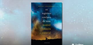 Capa do livro. Uma imagem do céu noturno extremamente estrelado, com nuvens espaciais azul e amarelas, tornando o céu muito colorido, ocupando quase toda a capa. Na base, a silhueta de uma pessoa sentada no chão olhando para o céu. Em primeiro plano o título do livro, escrito em branco e amarelo, compondo uma palavra por linha.