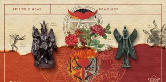 Fundo de papéis velhos, um amarelado e outro vermelho, dividido horizontalmente por uma queimadura. Em destaque, há uma ilustração clássica do demônio (homem vermelho e chifrudo, com bigode fino e sobrancelhas arqueadas), com a cabeça cortada, de onde saem chamas, que se complementam com rosas vermelhas, também ilustradas. A composição traz ainda círculos de magia, pentagrama e símbolos demoníacos da Goécia, além de duas estátuas de demônios - de Baphomet do lado esquerdo e de Pazuzu do lado direito. A imagem possui margem linear e textos, nas cores bordô e bege. Na parte superior, há o letreiro “Episódio #043 - Demônios”, e, na inferior, o logo do podcast “Estação 21” e do site “Leitor Cabuloso”.