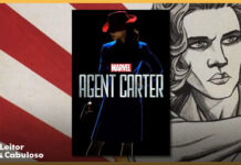 Vitrine da coluna. Em primeiro plano, no centro, o postêr da série Agente Carter, que mostra a personagem de vestido azul, chapéu vermelho escondendo o rosto e segurando uma arma, boa parte de sua imagem é coberta pelas sombras, e o fundo é escuro, à fentre dela está o título da série "Marvel - Agent Carter". No fundo da vitrine, um recorte da capa de uma história em quadrinhos que mostra Carter apontando uma arma segurando com as duas mãos, o desenho é em tons cinzas e com as cores vermelha e branca da bandeira americana no fundo.