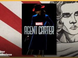 Vitrine da coluna. Em primeiro plano, no centro, o postêr da série Agente Carter, que mostra a personagem de vestido azul, chapéu vermelho escondendo o rosto e segurando uma arma, boa parte de sua imagem é coberta pelas sombras, e o fundo é escuro, à fentre dela está o título da série "Marvel - Agent Carter". No fundo da vitrine, um recorte da capa de uma história em quadrinhos que mostra Carter apontando uma arma segurando com as duas mãos, o desenho é em tons cinzas e com as cores vermelha e branca da bandeira americana no fundo.