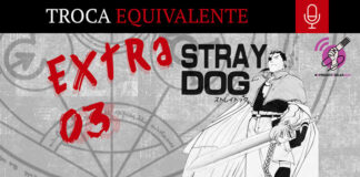 Imagem com fundo cinza claro com detalhes semelhantes a uma textura de tecido jeans, com os detalhes em branco pálido e a parte do círculo de transmutação humana em cinza fosco. No topo, uma tarja preta atravessa a imagem da direita até a esquerda, escrito “Troca”, em branco com letra serifada e a palavra “Equivalente” em vermelho sangue, também serifada. Ao lado do texto, um quadrado vermelho sangue carrega o ícone minimalista de um microfone em branco. No centro, ao lado esquerdo, está escrito em vermelho a fase “extra 03” em letras manchadas e, ao lado direito, o logo da campanha “O Podcast é Delas”. Abaixo do logo, em letras garrafais e pretas o título “Stray Dog” logo acima da ilustração em mangá de um homem alto com cabelos pretos e um tapa-olho vestindo uma capa rasgada e, em sua frente, uma garota baixa com orelhas de cachorro, o cabelo com uma longa trança e a franja repicada, carregando uma espada larga sobre o ombro usando as duas mãos. No canto inferior esquerdo, o logo do site Leitor Cabuloso está disposto em branco.