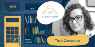 Imagem de fundo contendo uma ilustração da fachada da azul biblioteca LeiaNovosBr. A fachada é composta por uma porta amarela com uma vidraça onde dois olhos de uma criatura mágica que está espiando, ao lado da vitrine da biblioteca que mostra vários livros coloridos desorganizados, também com alguns olhos claros espiando entre eles. No canto superior esquerdo há a numeração do episódio #25, no centro da imagem há a logo do podcast em um fundo branco. A logo é formado pelo texto #LeiaNovosBr em azul, abaixo de ícones que simbolizam um livro azul com páginas amarelas aberto, de onde saem dois balões de fala amarelos. Ao lado da logo, no canto esquerdo há a imagem da autora entrevistada Thaís Campolina em preto e branco, seguido do seu nome exposto. No canto inferior direito está a logo branca do site Leitor Cabuloso, composta pelo pela imagem de um punho erguido saindo de um livro aberto, seguido do nome Leitor Cabuloso.
