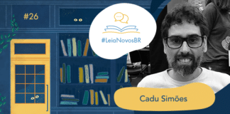 Imagem de fundo contendo uma ilustração da fachada da azul biblioteca LeiaNovosBr. A fachada é composta por uma porta amarela com uma vidraça onde dois olhos de uma criatura mágica que está espiando, ao lado da vitrine da biblioteca que mostra vários livros coloridos desorganizados, também com alguns olhos claros espiando entre eles. No canto superior esquerdo há a numeração do episódio #26, no centro da imagem há a logo do podcast em um fundo branco. A logo é formado pelo texto #LeiaNovosBr em azul, abaixo de ícones que simbolizam um livro azul com páginas amarelas aberto, de onde saem dois balões de fala amarelos. Ao lado da logo, no canto esquerdo há a imagem do autor entrevistado Cadu Simões em preto e branco, seguido do seu nome exposto. No canto inferior direito está a logo branca do site Leitor Cabuloso, composta pelo pela imagem de um punho erguido saindo de um livro aberto, seguido do nome Leitor Cabuloso.