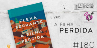 Imagem de fundo branco com textura de corte. À esquerda no canto inferior tem a logo do Leitor Cabuloso formado por um livro aberto na cor azul e um punho levantado na cor amarela. À sua direita, a capa do livro com uma ilustração demonstrando várias casinhas em marrom e, ao fundo, o céu e o mar em tons de azul.. À direita se lê "Livro: A Filha Perdida #180". Em cima, à direita, tem a logo do podcast formado por livros em pé e que vão caindo com o título "Perdidos na Estante" em cima e o símbolo de play na letra "o", na cor branca.