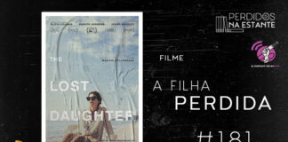Imagem de fundo preto com textura de corte. À esquerda no canto inferior tem a logo do Leitor Cabuloso formado por um livro aberto na cor azul e um punho levantado na cor amarela. À sua direita, o pôster do filme mostrando uma mulher de cabelos curtos, óculos escuros e vestido branco. Ela está sentada na areia da praia, junto ao mar. À direita se lê "Filme: A Filha Perdida #181". Em cima, à direita, tem a logo do podcast formado por livros em pé e que vão caindo com o título "Perdidos na Estante" em cima e o símbolo de play na letra "o", na cor branca.